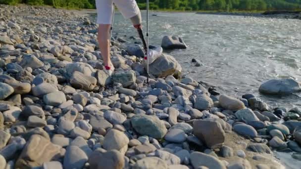 Behinderter reist in der Natur, Nahaufnahme einer modernen Beinprothese — Stockvideo