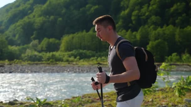 Ember hátizsák túrázás mentén a hegyi folyó — Stock videók