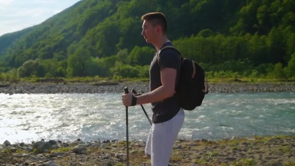 Yeni alanlar keşfeden yapay bacaklı sırt çantası taşıyıcısı — Stok video