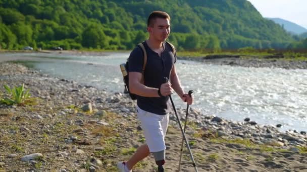 Behinderter liebt Reisen und Wandern in den Bergen — Stockvideo
