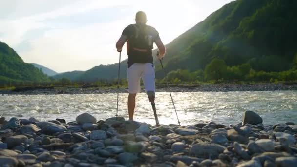 Άνθρωπος πεζοπόρος με τεχνητό πόδι είναι στην ευχάριστη θέση να φτάσει στο σημείο προορισμού — Αρχείο Βίντεο