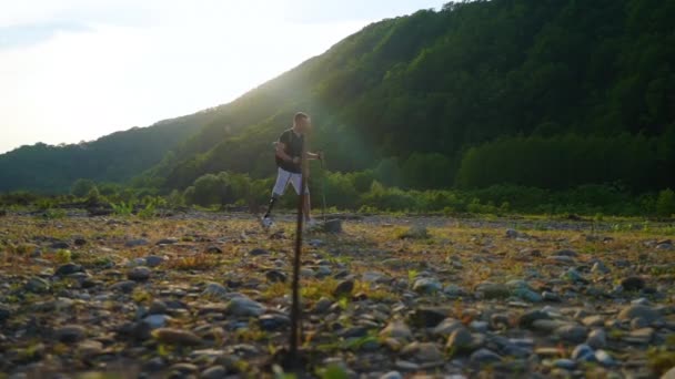 Selbstständiger behinderter Wanderer in den Bergen — Stockvideo