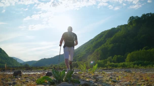 Behinderter Backpacker mit Beinprothese bewundert Berglandschaft — Stockvideo