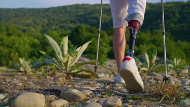 Mochilero con discapacidades senderismo en camino rocoso — Vídeos de Stock