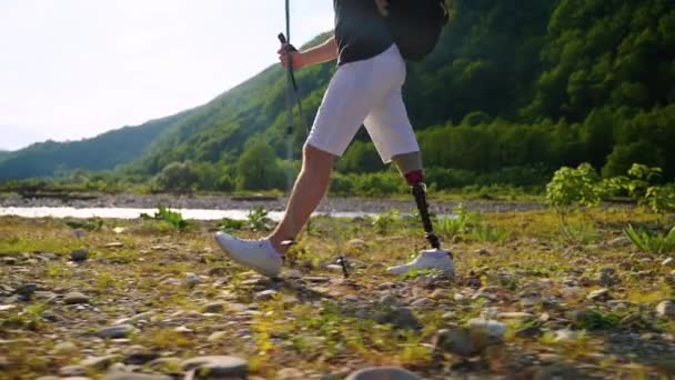 Gehandicapte man leidt een volledig leven en wandelen in de bergen — Stockvideo