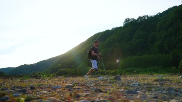Sportiv cu picior protetic după accidentare călătorește singur în natură, drumeții și drumeții — Videoclip de stoc