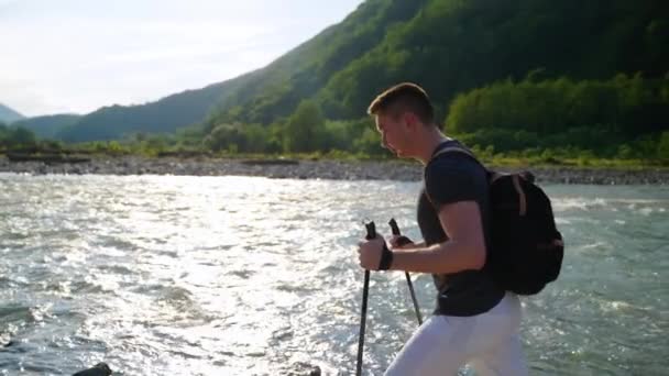 Behinderte Backpacker vor malerischer Berglandschaft — Stockvideo