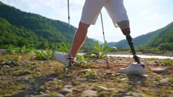 Walking hiker with artificial leg — Stock Video