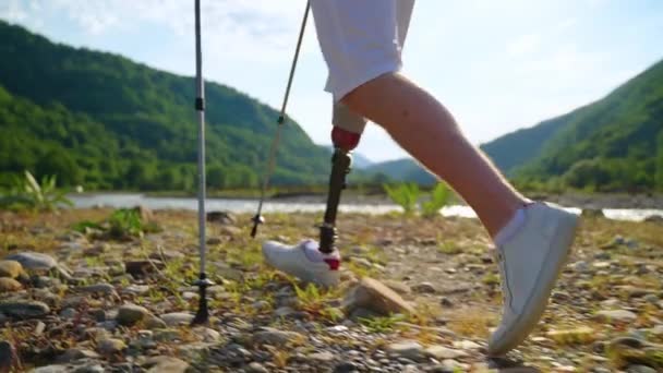 Handikappade man använder modern protes ben för att leva ett helt liv och resa — Stockvideo