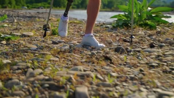 Modern teknik för personer med funktionshinder, man med protes ben reser — Stockvideo