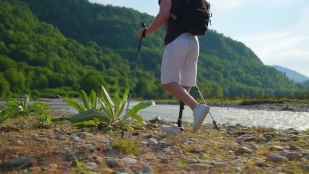 Starker geistig behinderter Mann mit Beinprothese ist allein in der Natur unterwegs — Stockvideo