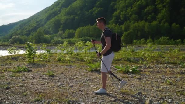 Homme handicapé avec prothèse de jambe faisant une randonnée — Video