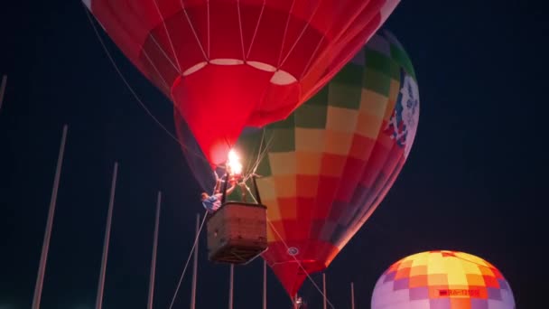 Night view of colorful air balloons — Stok video