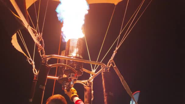 Fire from gas burner blowing up the air balloon — Stock video