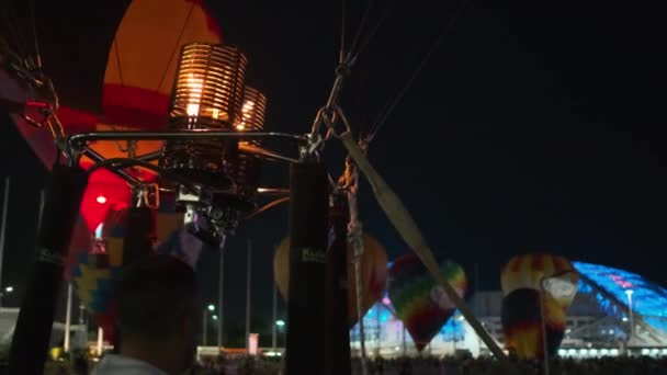 Russia, Sochi - May 24, 2019: launching balloons to sky in night, many of hot air balloons are preparing to fly — Stok video