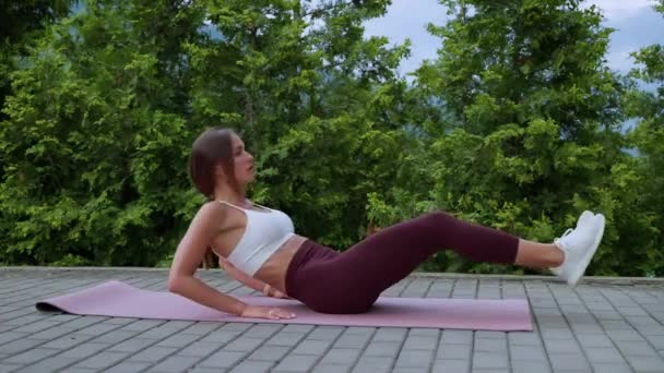 Sportswoman is exercising for slender abdomen, training muscles of belly for slimness — Stockvideo