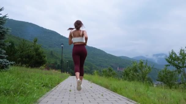 Atleta feminina correndo nas montanhas — Vídeo de Stock