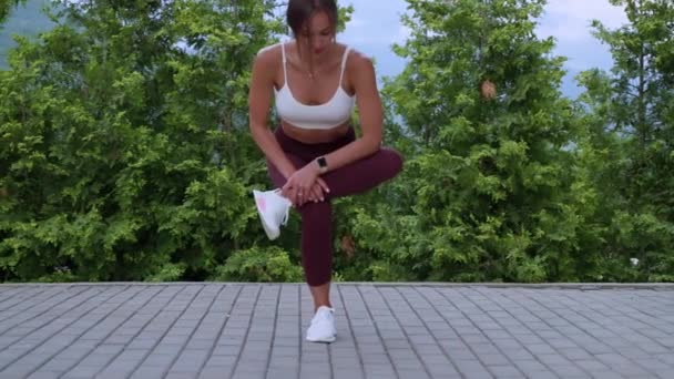 Girl athlete doing figure-4 squat — 图库视频影像