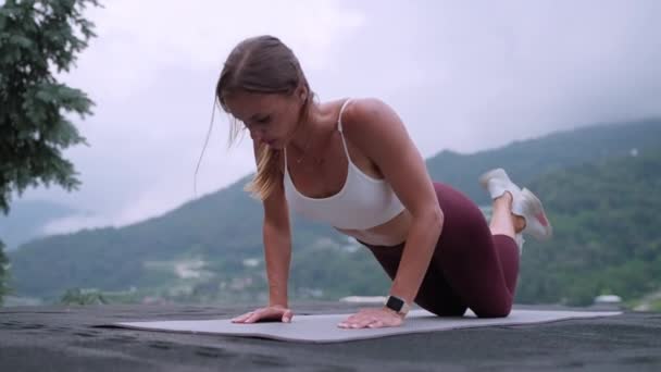Female athlete performing knee push-ups outdoors — Wideo stockowe