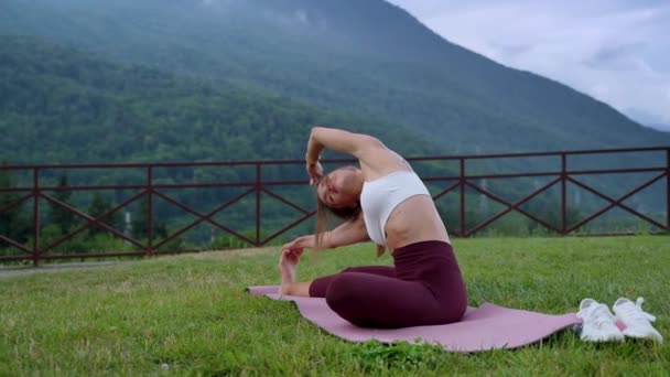 Woman practicing yoga in highlands — Vídeo de Stock