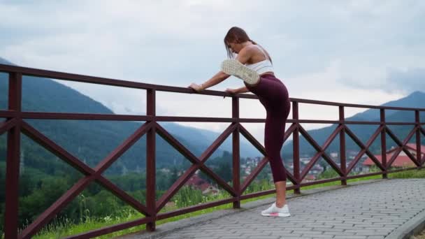 Slender woman is doing sport, caring about her health and beauty, training legs for slimness — Vídeo de Stock