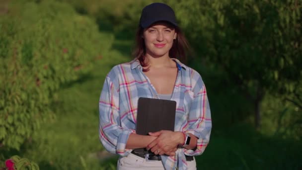Outdoor portrait of a modern woman farmer with touch pad — Wideo stockowe