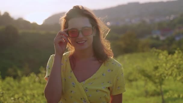 Summer portrait of pretty brunette in pink sunglasses — стоковое видео