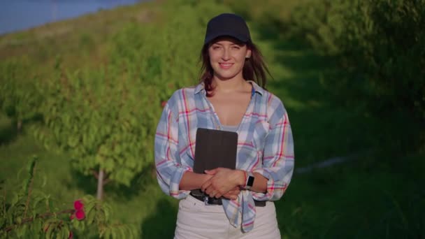 Portrait of young woman with tablet in fruit garden, agronomist or scientist botanist — Stok video