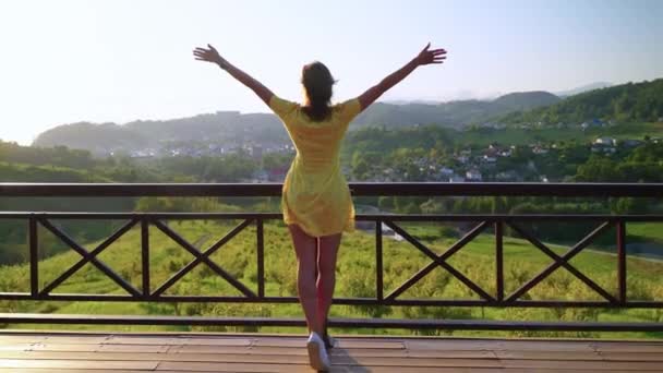 Admired and happy woman looking at countryside with raised hands — Vídeo de Stock