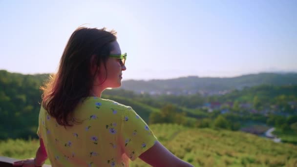 Girl in the countryside admiring landscapes — Wideo stockowe