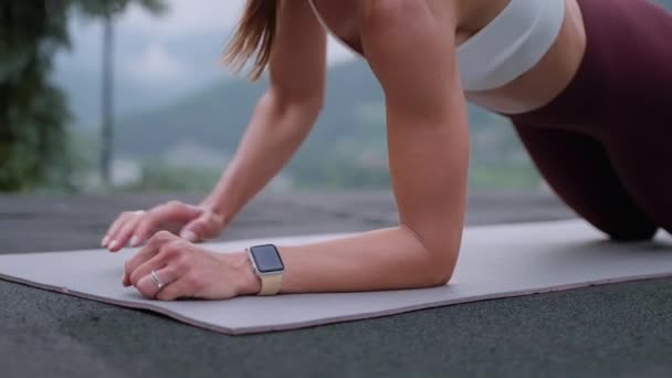 Sportswoman doing elbow to hands plank — Stock videók