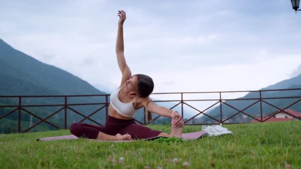 Бічні вправи розтягування під час тренування йоги — стокове відео