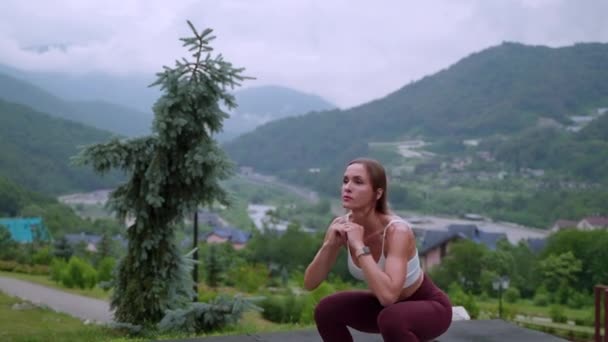Outdoor workout with squats and leg lifts — Stock videók
