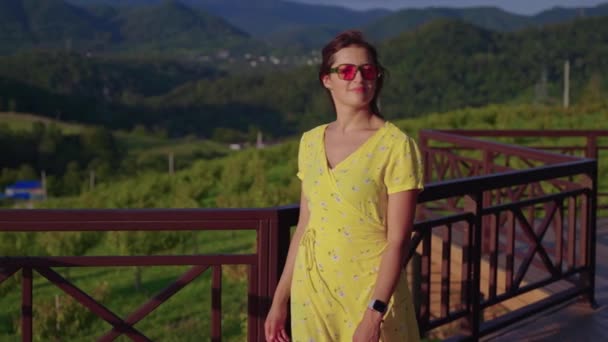 Travelling and freedom, young relaxed woman is admiring landscape in mountain village — Vídeo de Stock