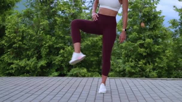 Sport et activité physique, la femme s'entraîne dans le parc le matin — Video