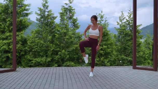 Exercice quotidien le matin pour une bonne condition physique et un mode de vie sain, la femme s'entraîne seule — Video