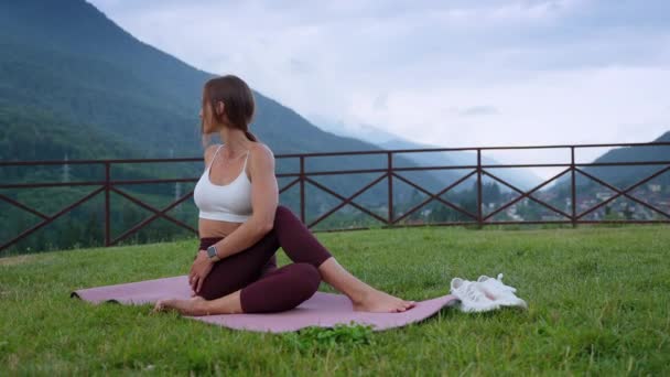 Робити йогу і насолоджуватися природою — стокове відео