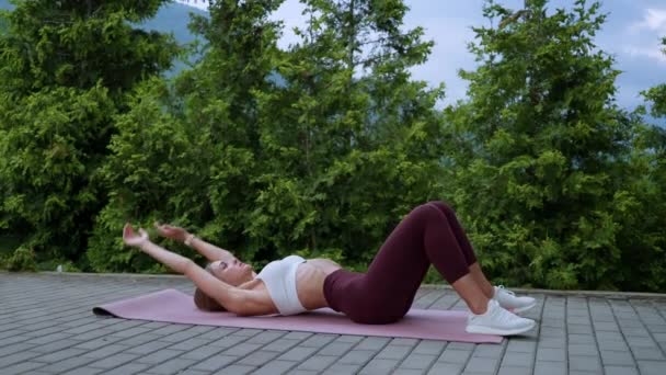Athletic woman working out abs outdoor — Stock Video