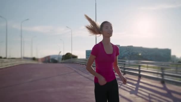 Міська спортивна дівчина біжить містом — стокове відео