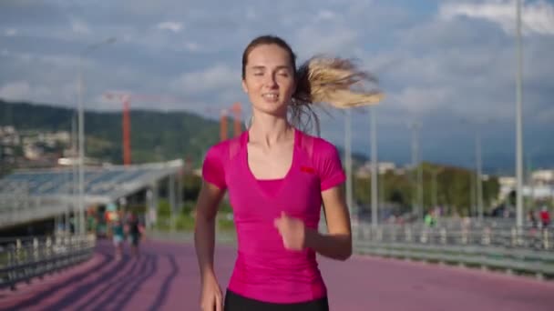 Cheerful blonde jogging in the city — Vídeos de Stock