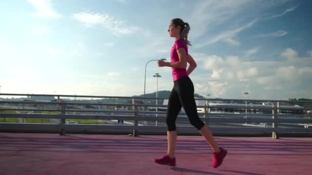 Sporty girl having a morning jog in the city — Video Stock