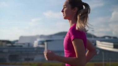 Urban woman having cardio in the morning