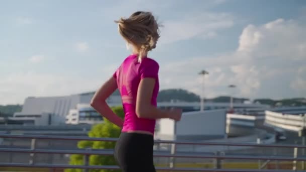 Everyday cardio outdoors. Girl jogging in the city — Stok video