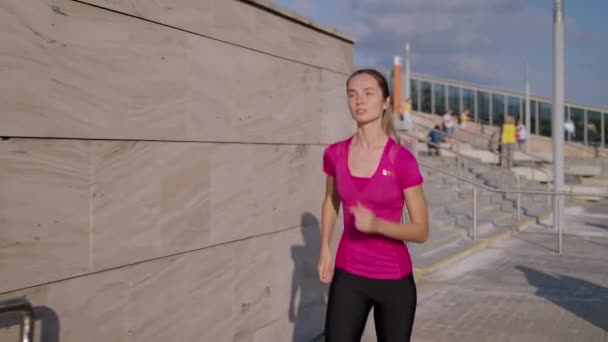 Mulher desportiva está correndo sozinho na manhã de verão, mantendo em forma e boa forma do corpo — Vídeo de Stock