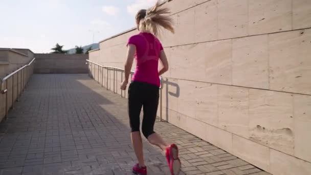 Corsa donna in città al mattino, allenamento e fare sport, stile di vita sano — Video Stock