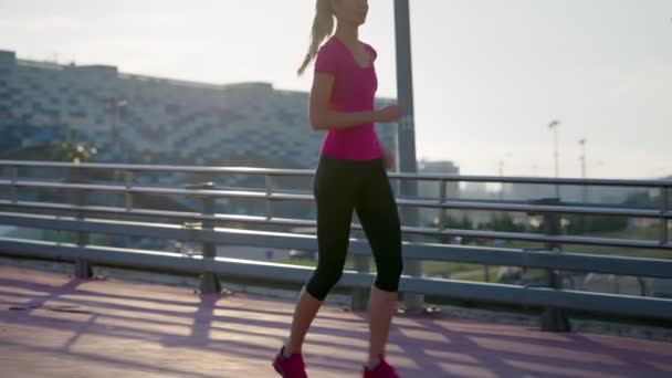 Girl runner in morning city — Stock Video