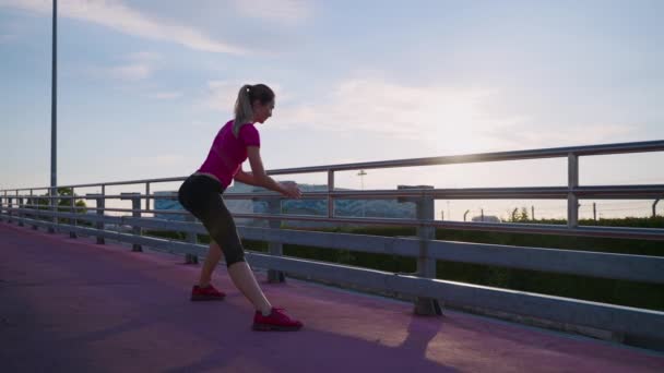 Mujer haciendo ejercicios de la parte inferior del cuerpo en el entrenamiento matutino — Vídeos de Stock