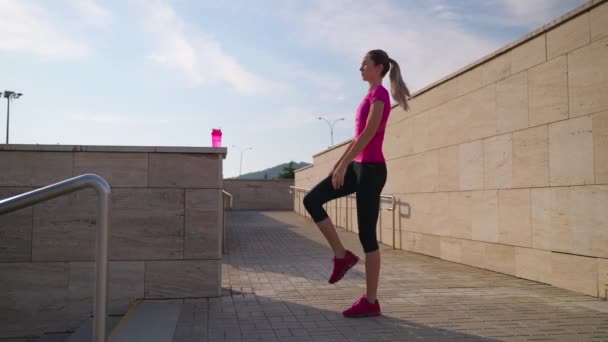 Sportswoman doing legs training outdoors — Stok video