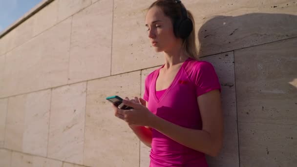 Fit woman enjoying music after workout — Stok Video