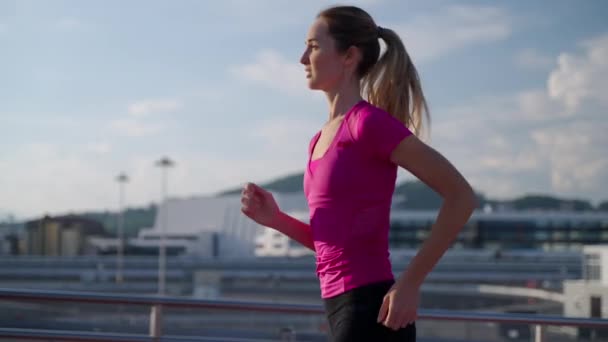 Correr de manhã, hábitos úteis para a saúde e boa aparência, jovem mulher esportiva está correndo — Vídeo de Stock